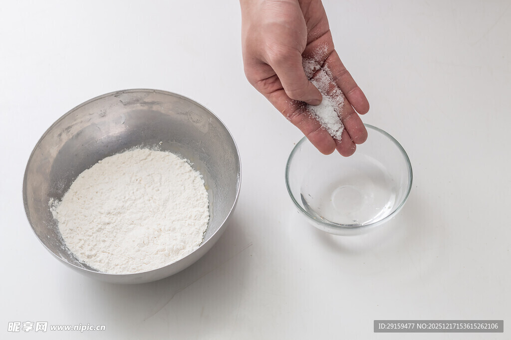 手将粉末倒入透明容器中