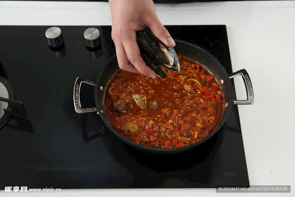 烹饪美味菜肴的瞬间