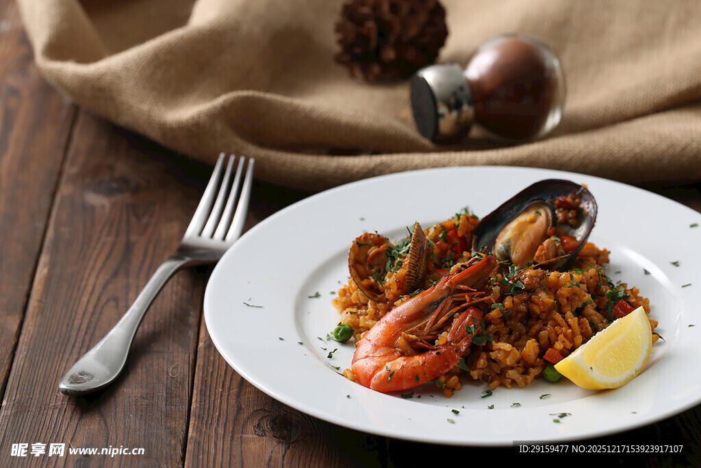 海鲜烩饭配柠檬与餐具