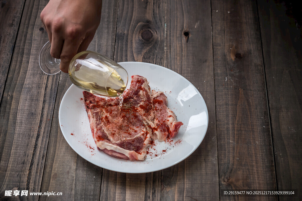 往肉片上倒油的烹饪场景