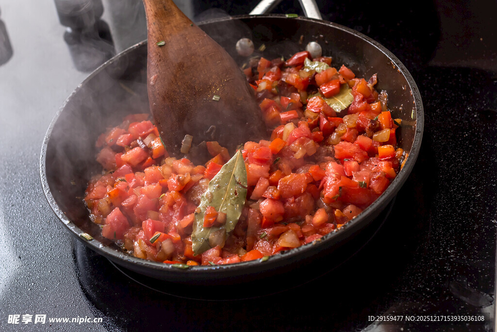 锅中烹饪的美味番茄料理