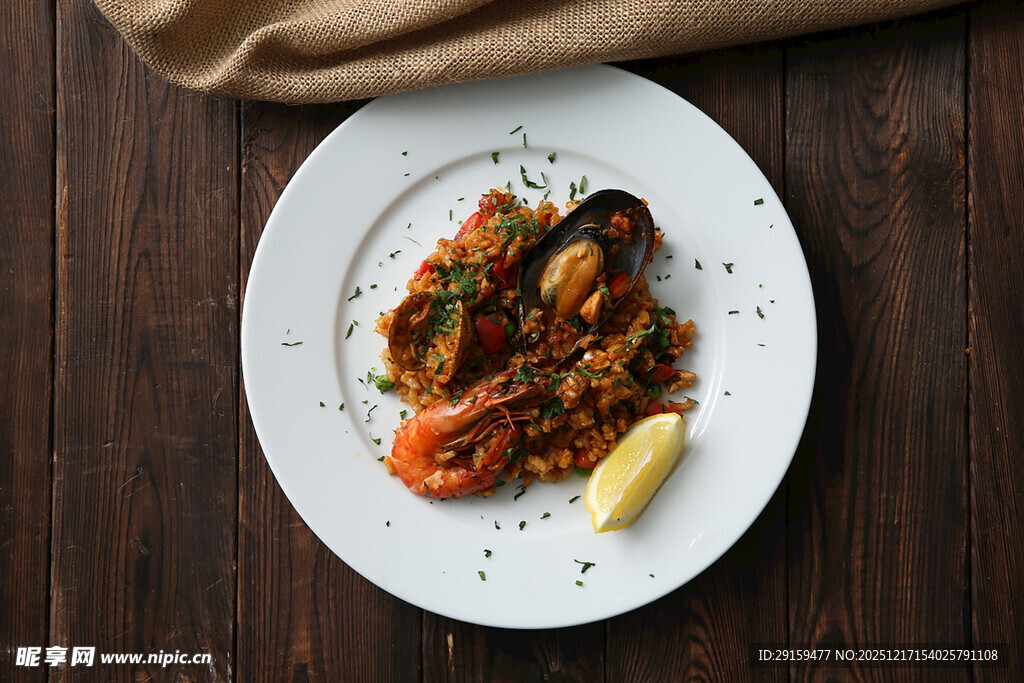 美味海鲜烩饭摆于白盘