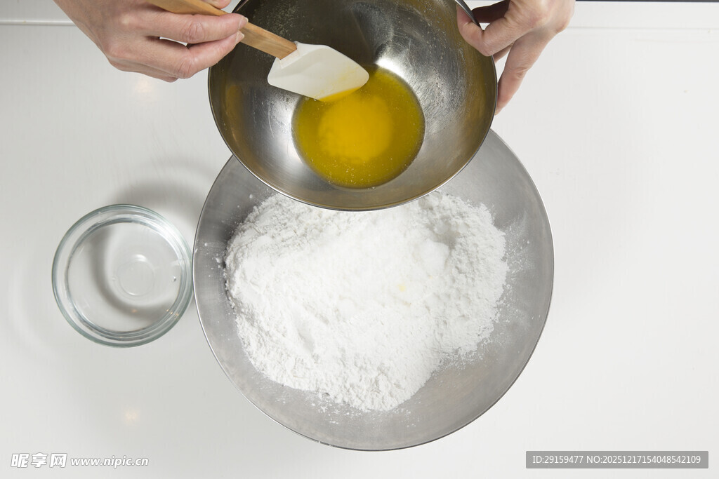 手工搅拌面粉与蛋液场景