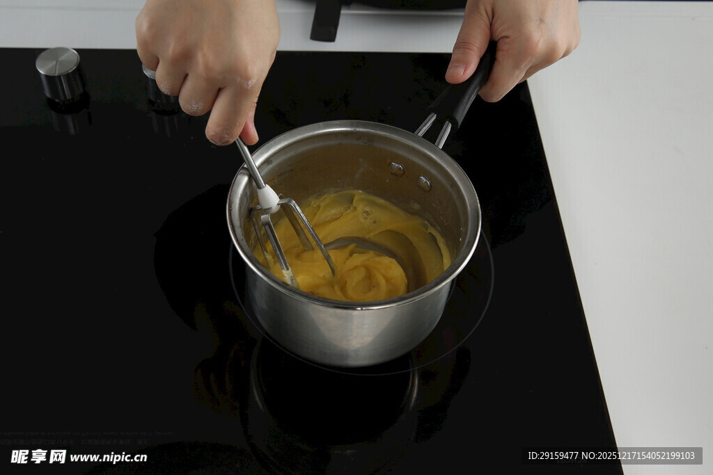 锅中烹饪美食的手部特写