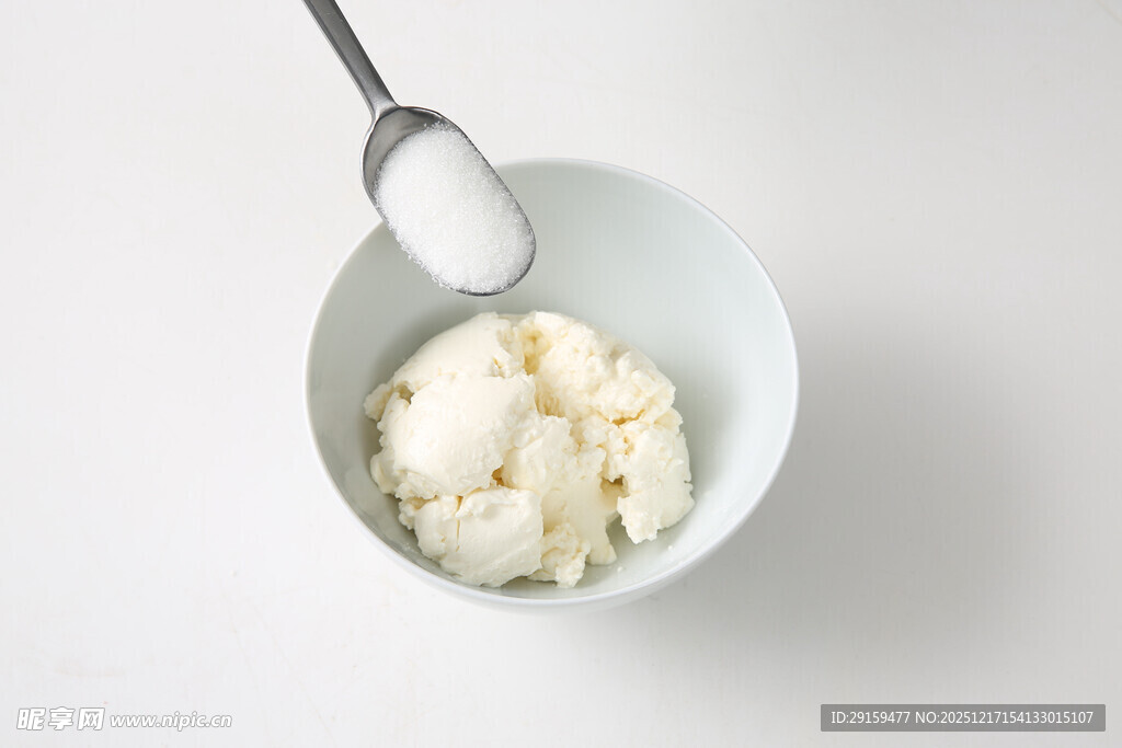 碗中奶酪配勺特写