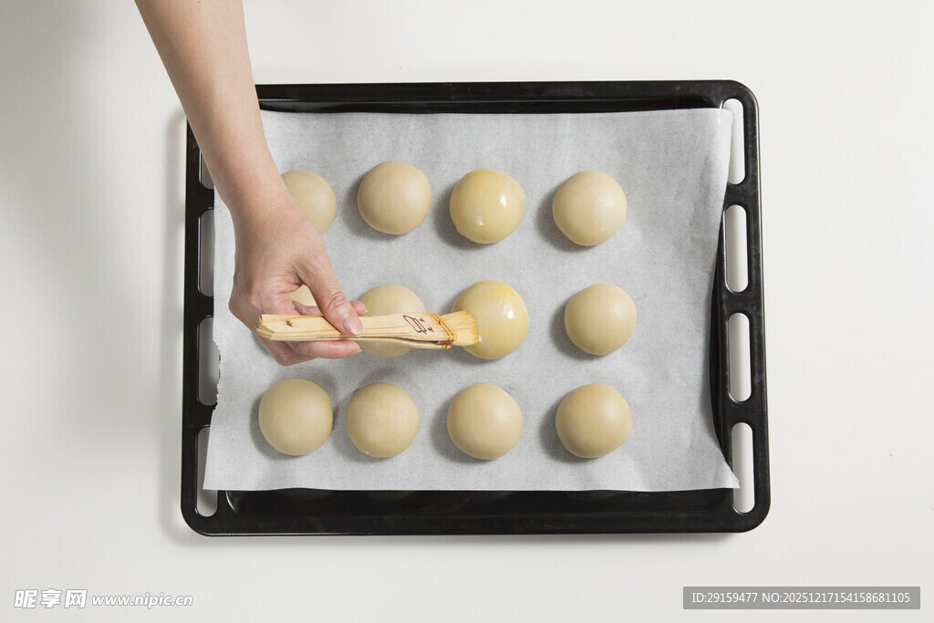 手作面包胚摆放于烤盘