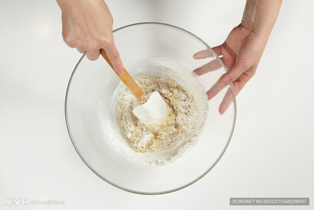 手动搅拌面粉场景