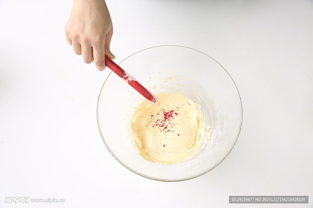 搅拌面糊制作美味甜点