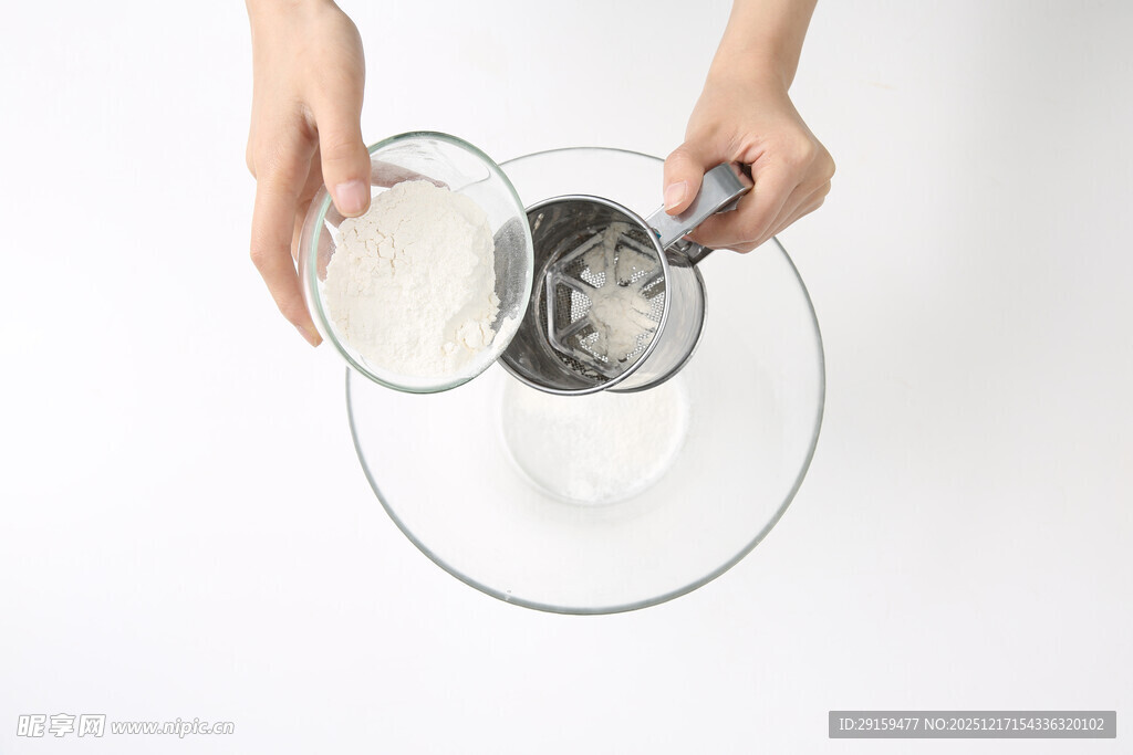 双手筛面粉于玻璃器皿中