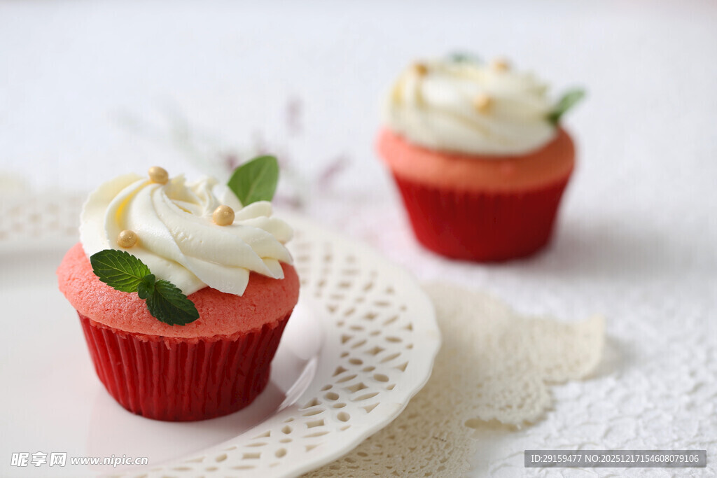 精致红底奶油装饰小蛋糕