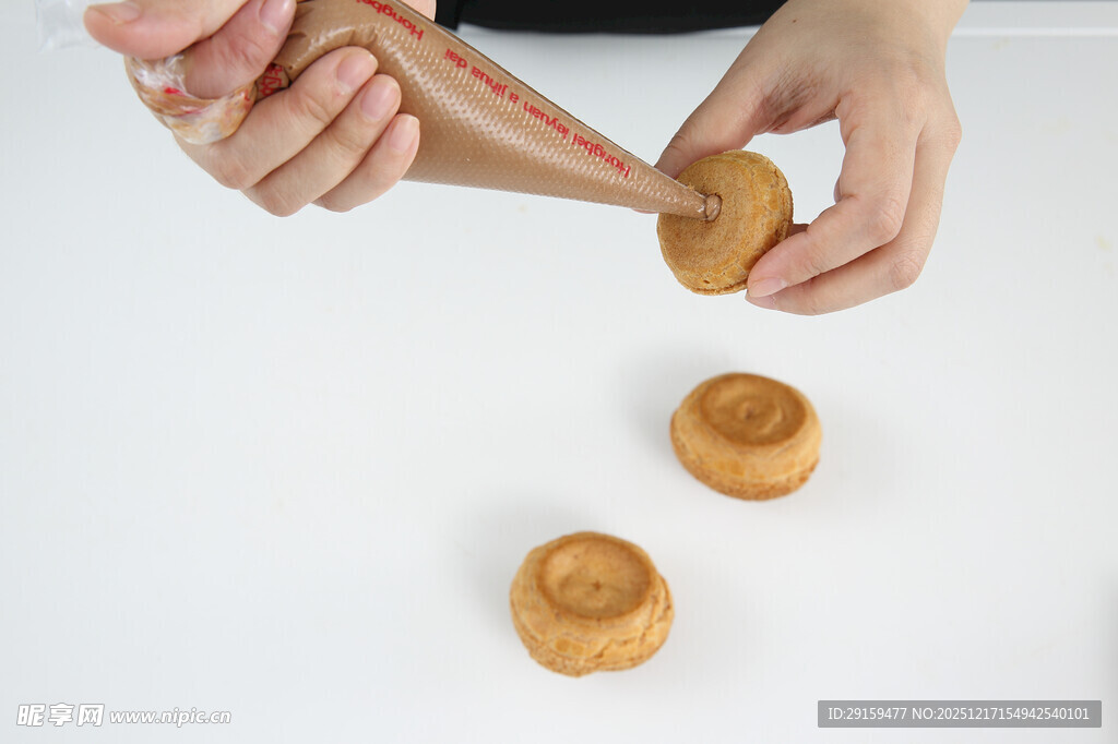 手工制作美味糕点瞬间