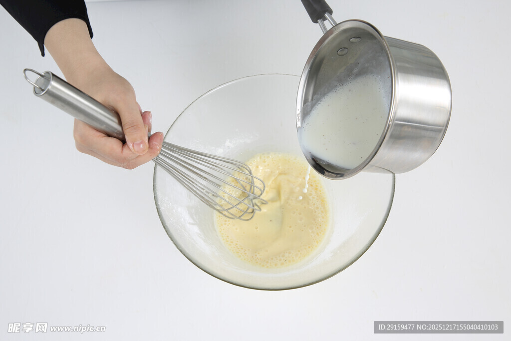 搅拌碗中倒入液体做烘焙