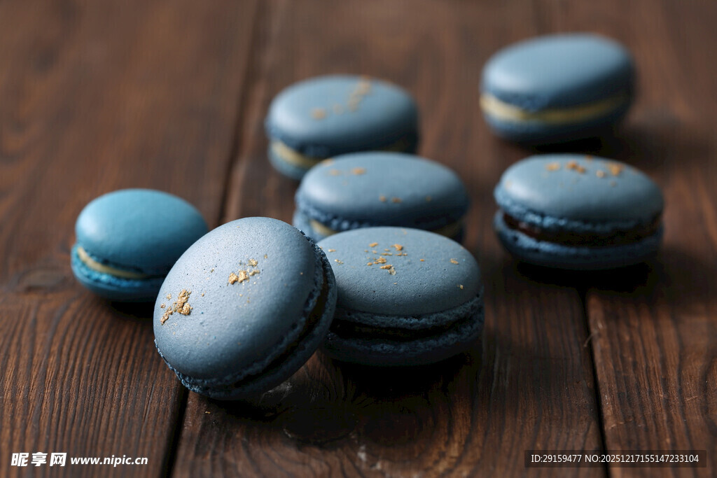 木质背景上的美味马卡龙