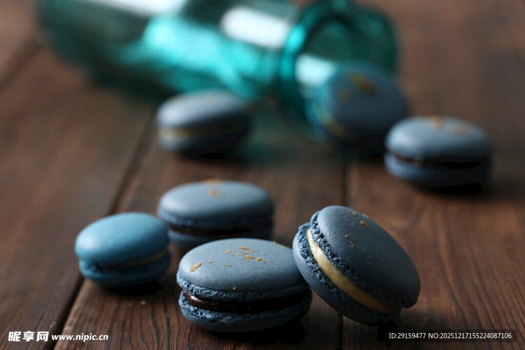 木质桌上的美味马卡龙