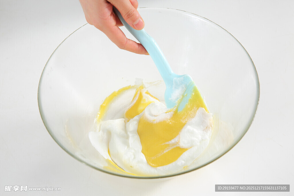 搅拌碗中奶油与蛋液