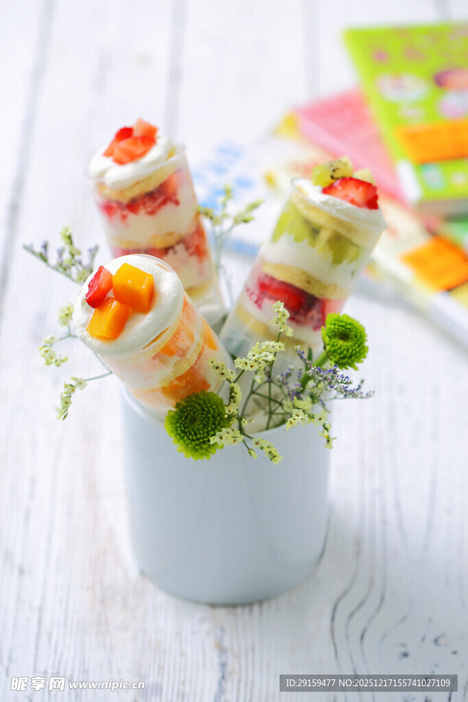 精致寿司卷摆盘展示