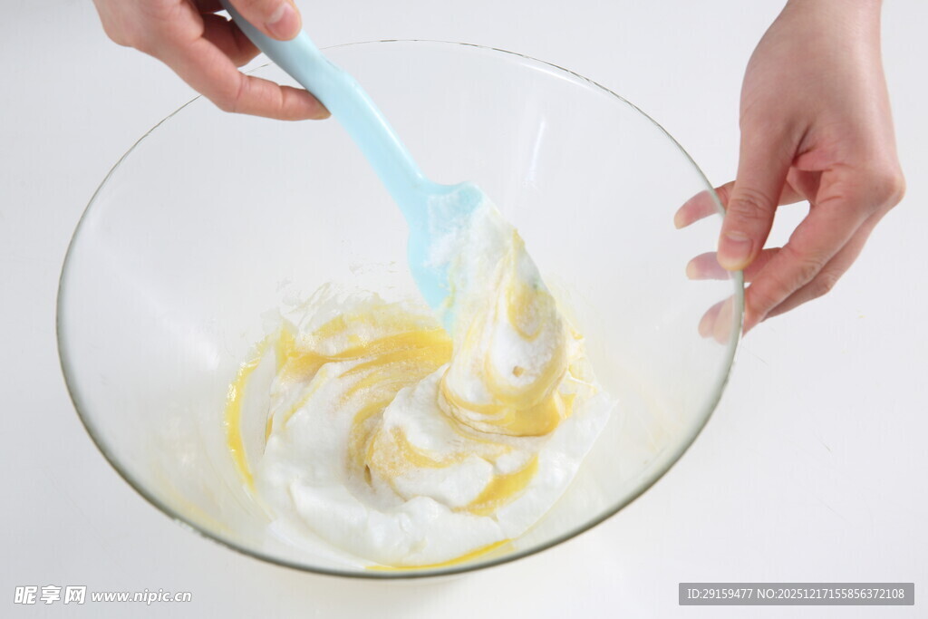 手动搅拌碗中奶油