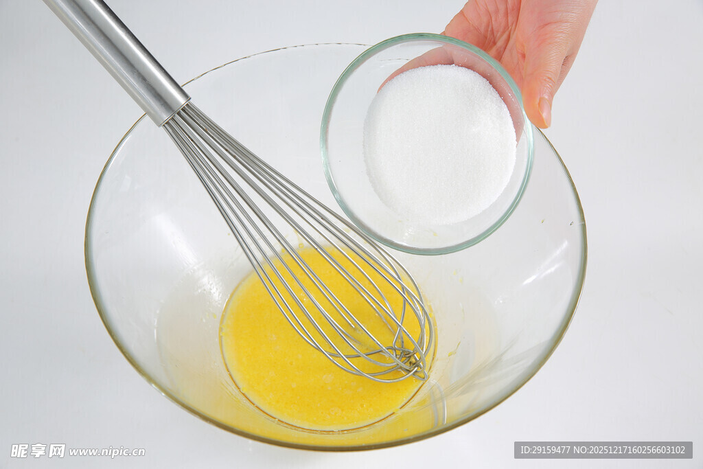 手动搅拌蛋液与添加材料