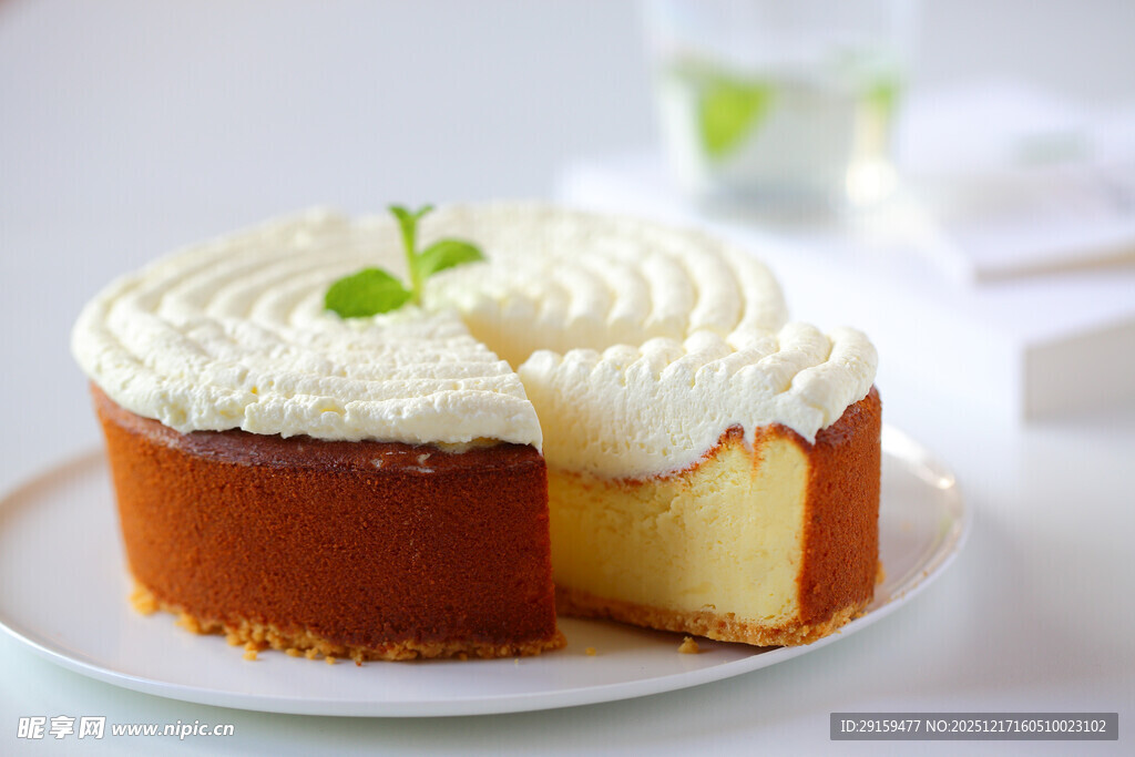 美味奶油蛋糕切片展示
