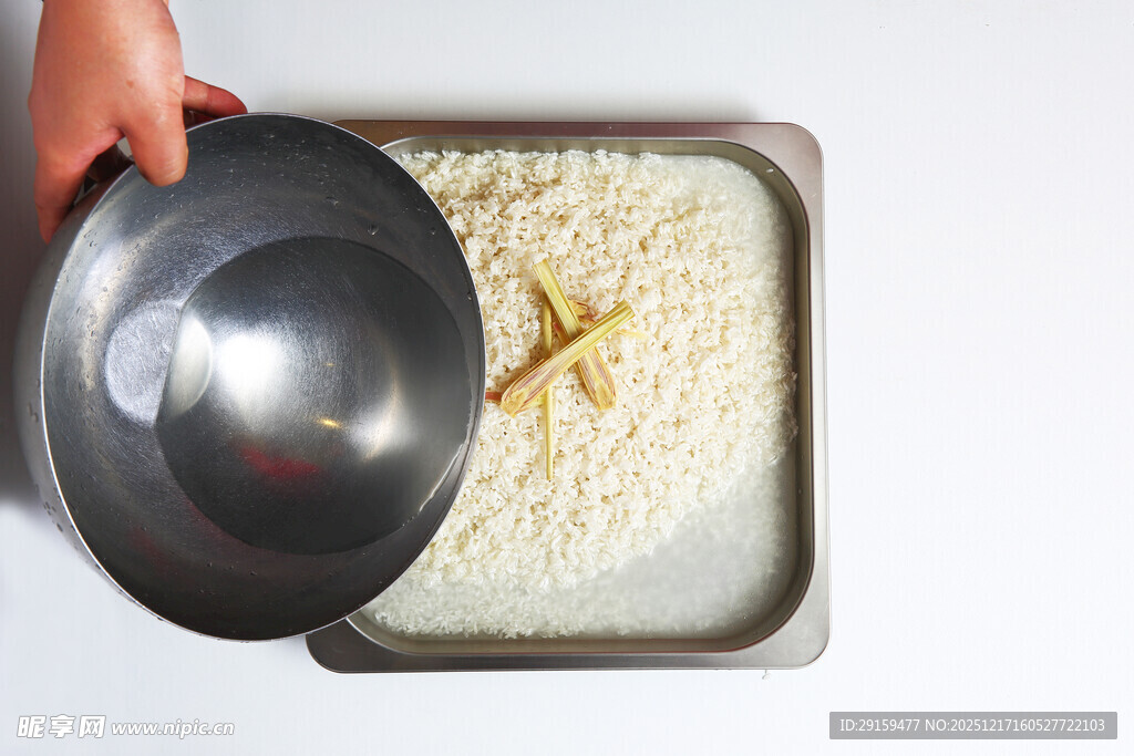 手捧银碗倒向米中海星