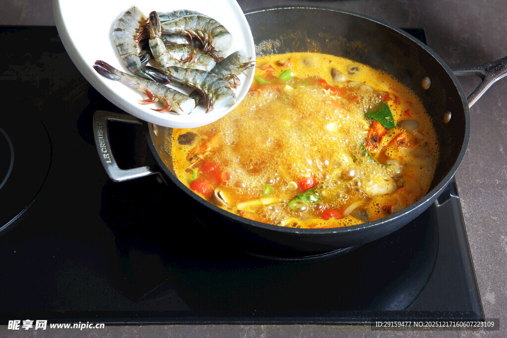 锅中烹饪鲜鱼的精彩瞬间