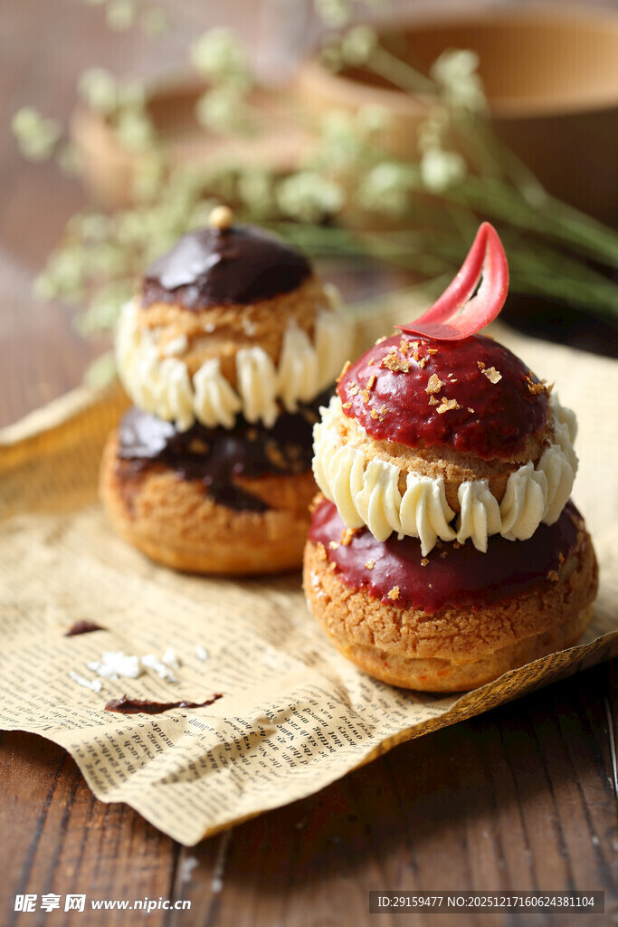 美味夹心泡芙摆于木桌