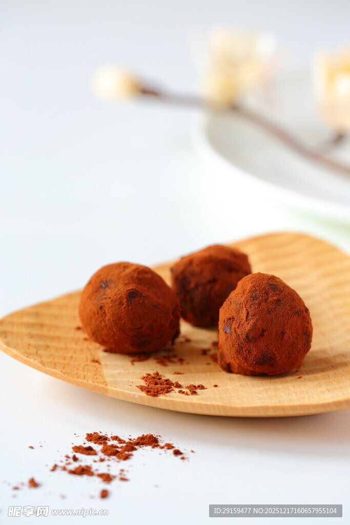 美味炸丸子摆于木盘上