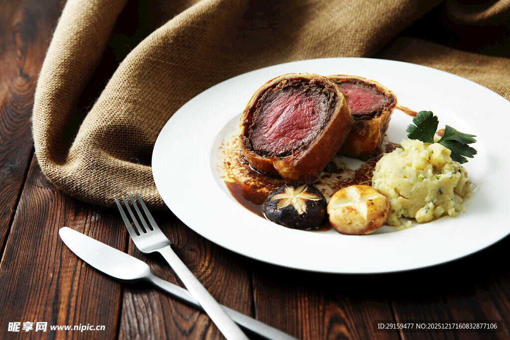 美味牛排配餐摆放在木桌