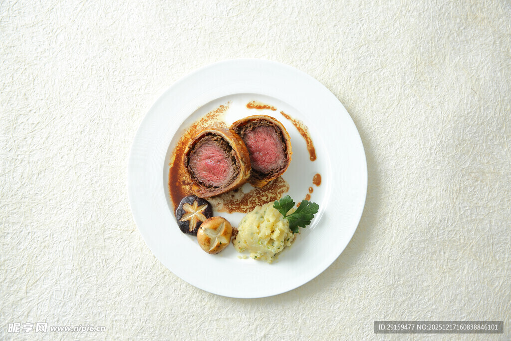 美味摆盘的特色牛排料理