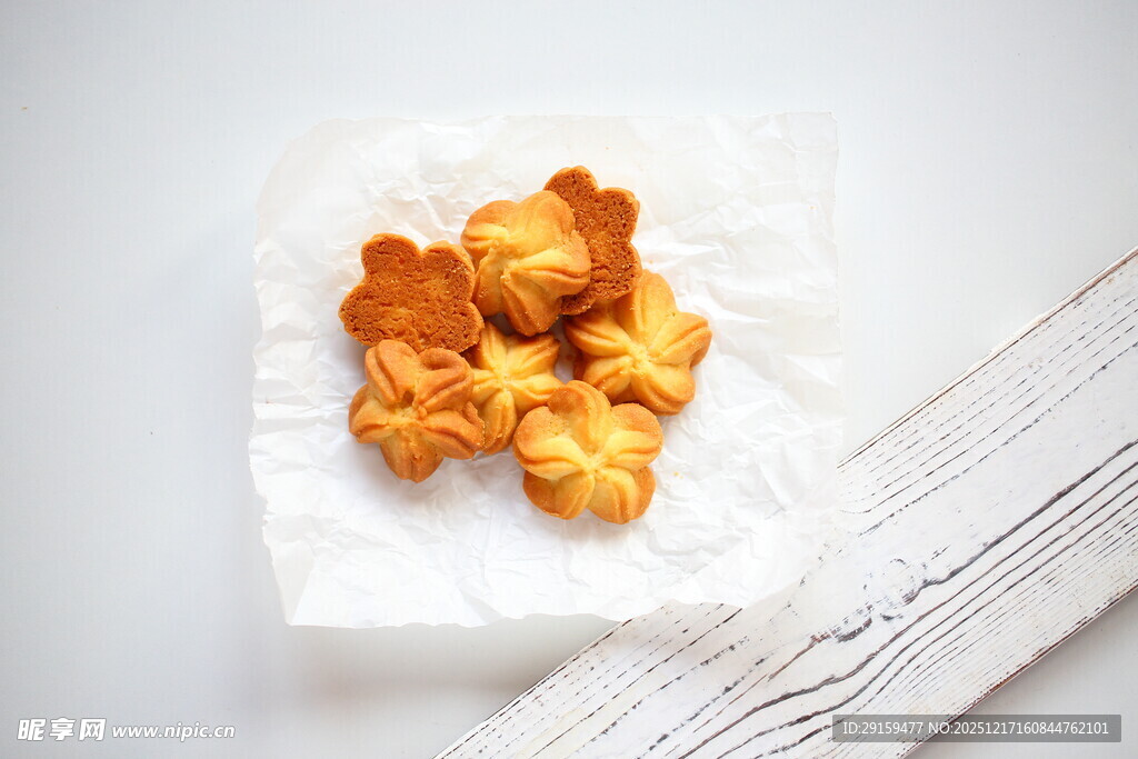 美味炸鸡块置于白色纸上