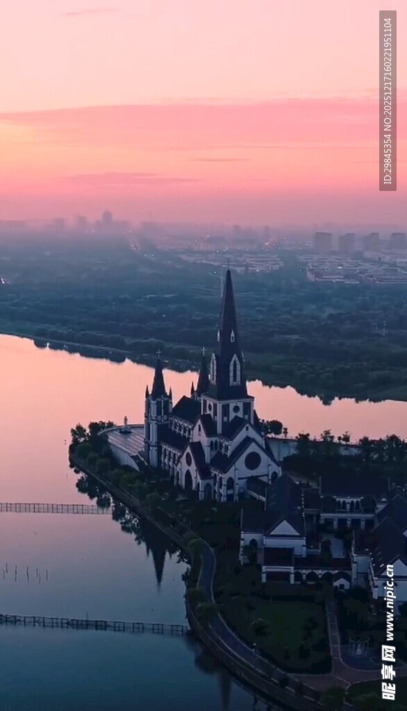 湖畔城堡的绝美黄昏景色