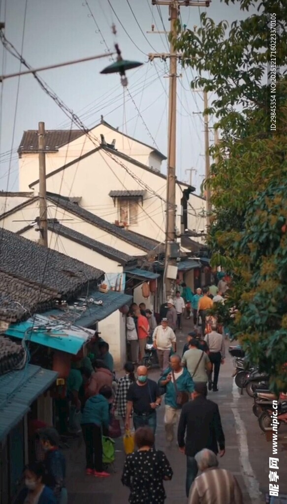 热闹古街集市景象