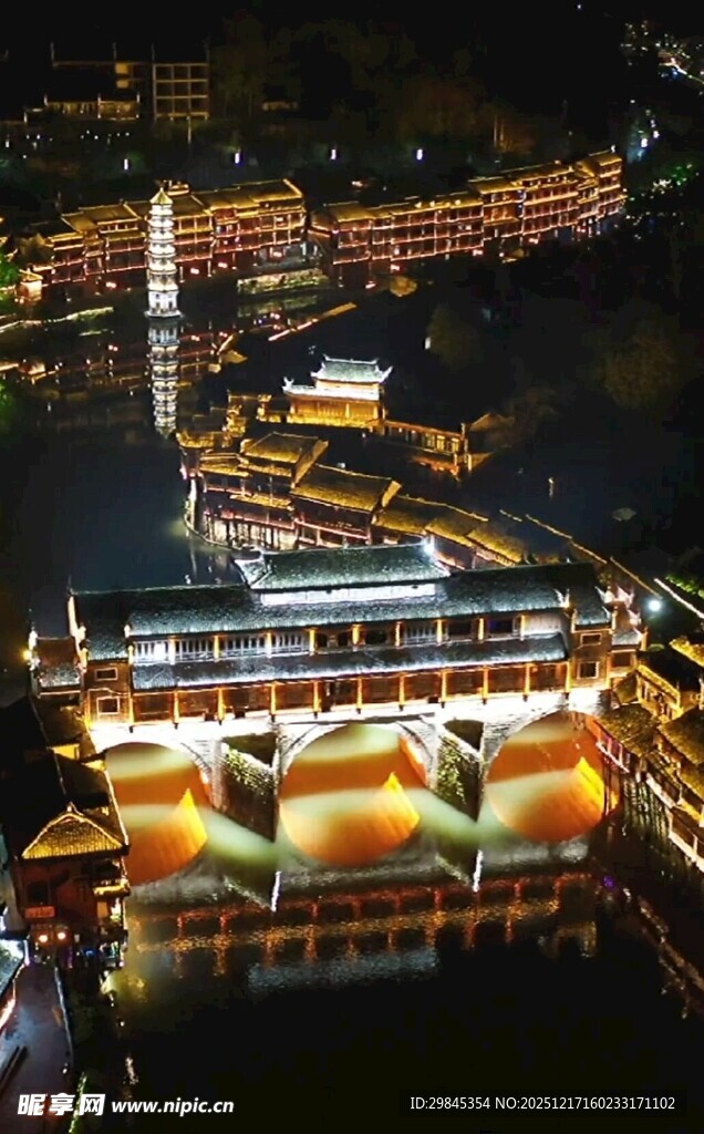 重庆夜景中的璀璨游船