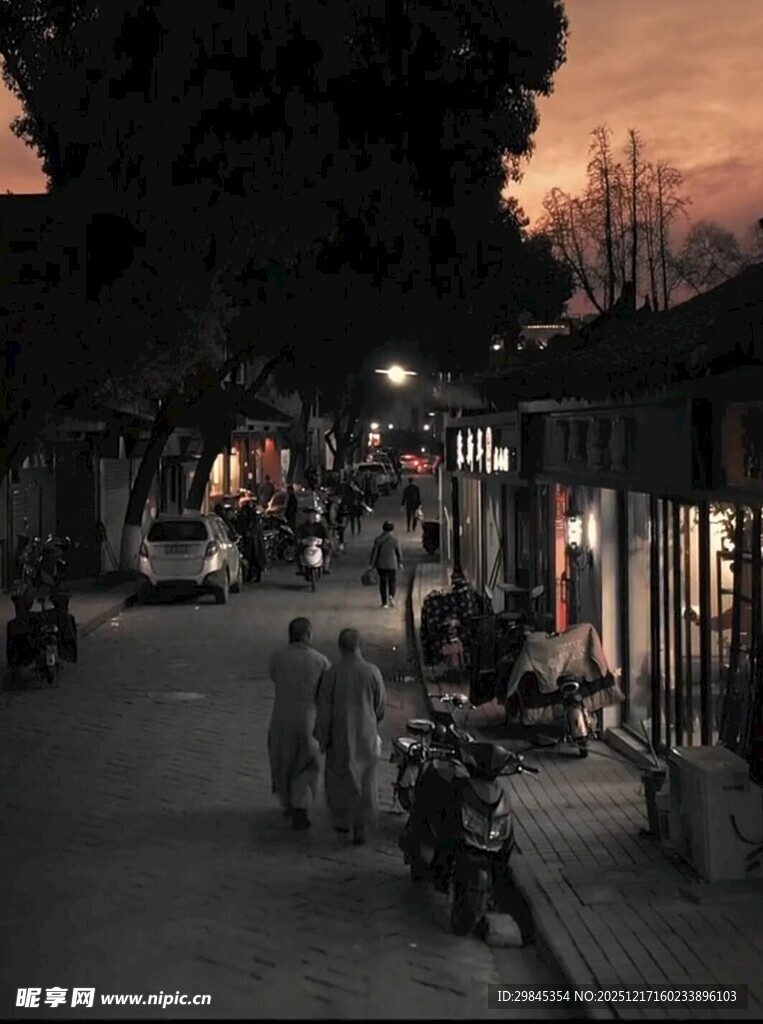 黄昏下的温馨小镇街道