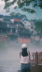 女子漫步烟雨江南水乡