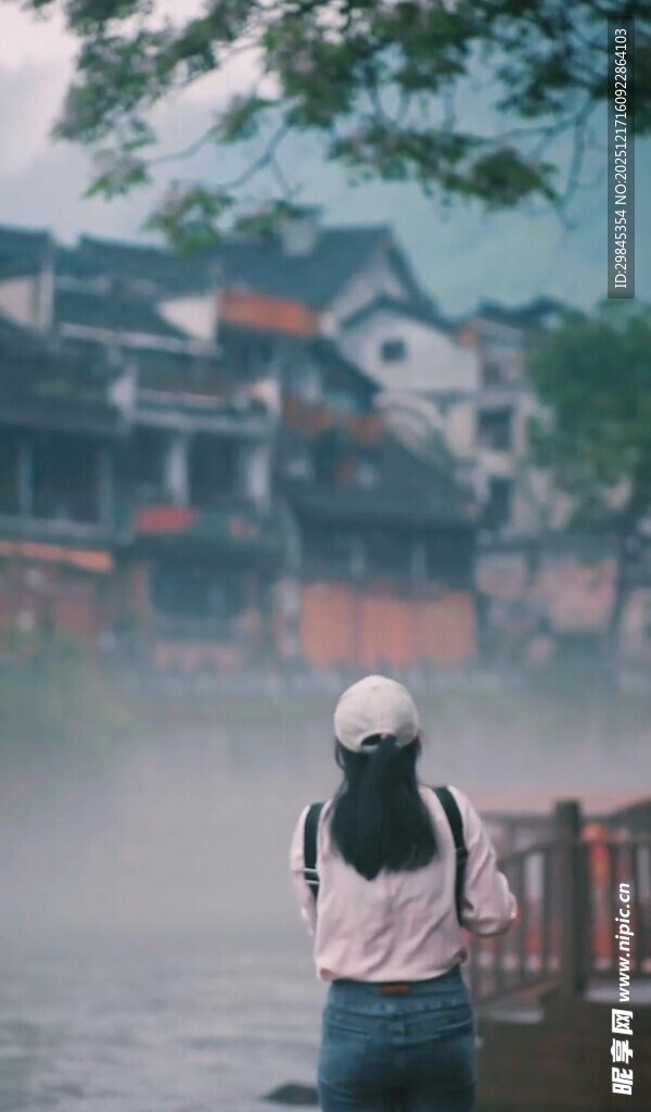 女子漫步烟雨江南水乡