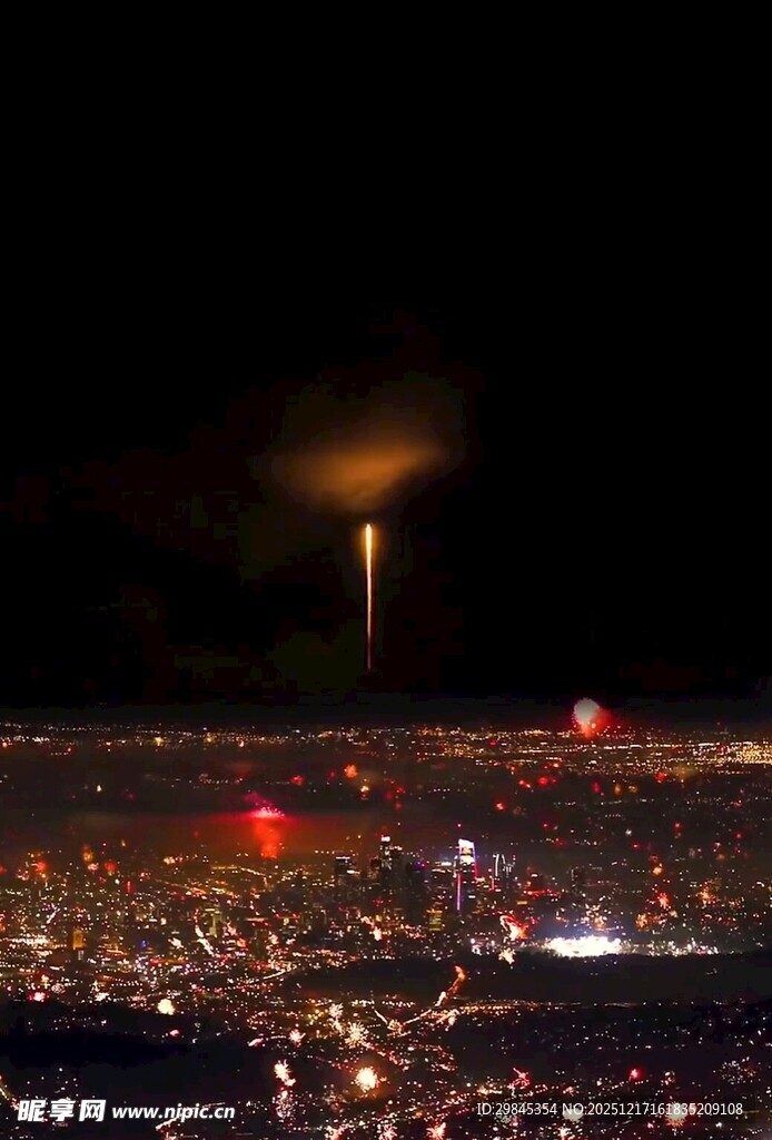 城市夜空火箭发射景象