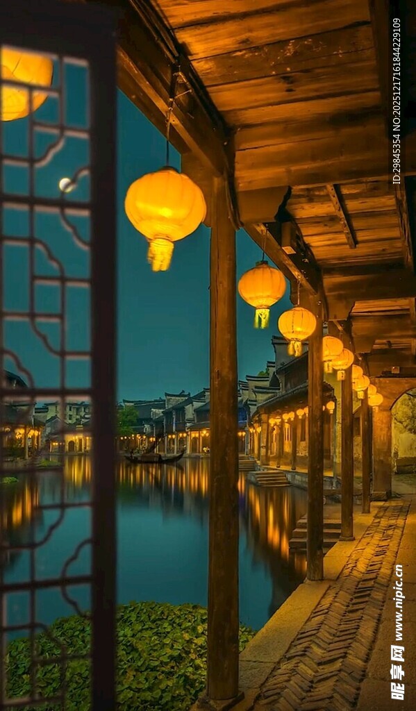 湖畔廊下灯笼点亮夜景