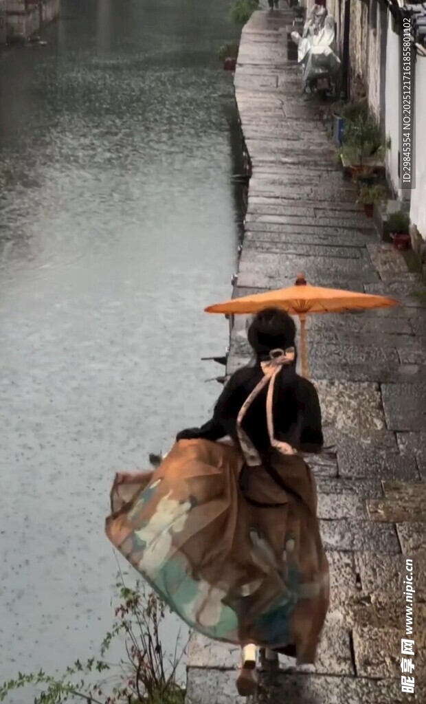 撑伞独行的背篓人