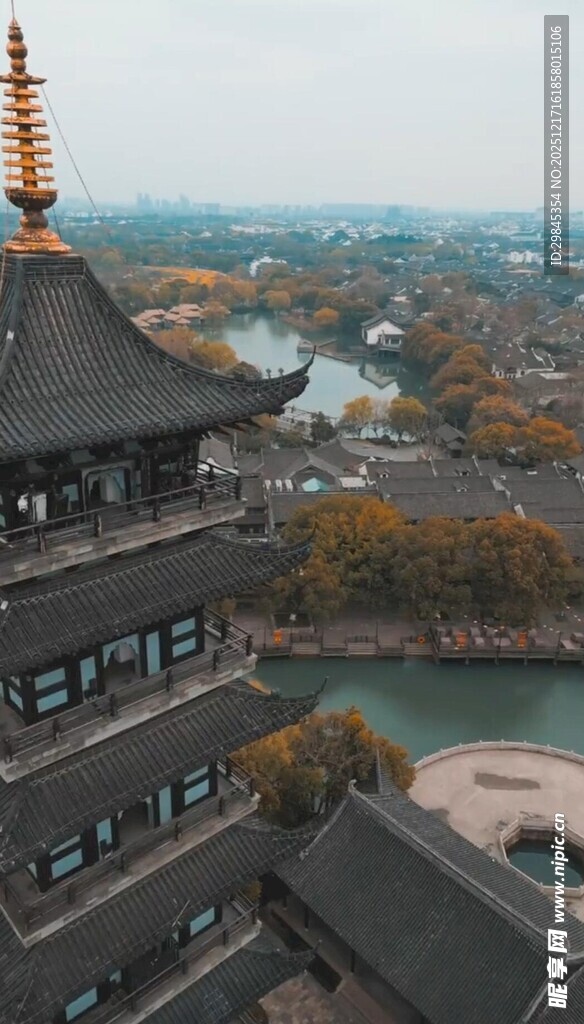 俯瞰古建与河流景观