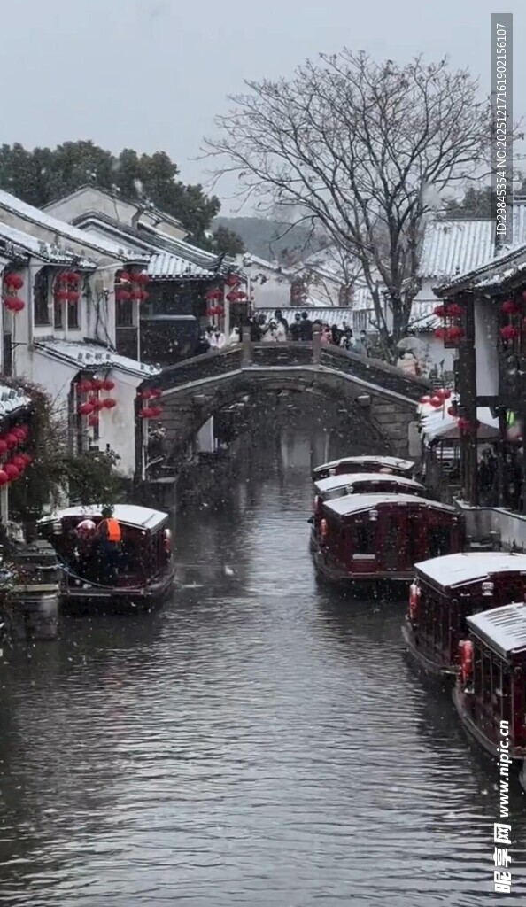 江南水乡河道上的船只