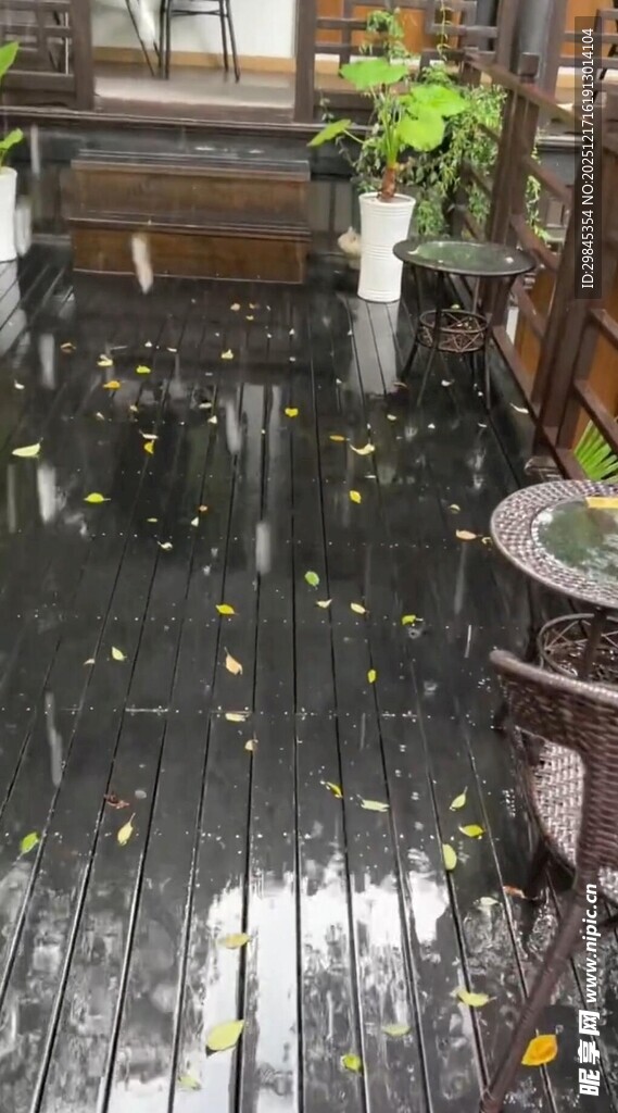 雨中木质露台