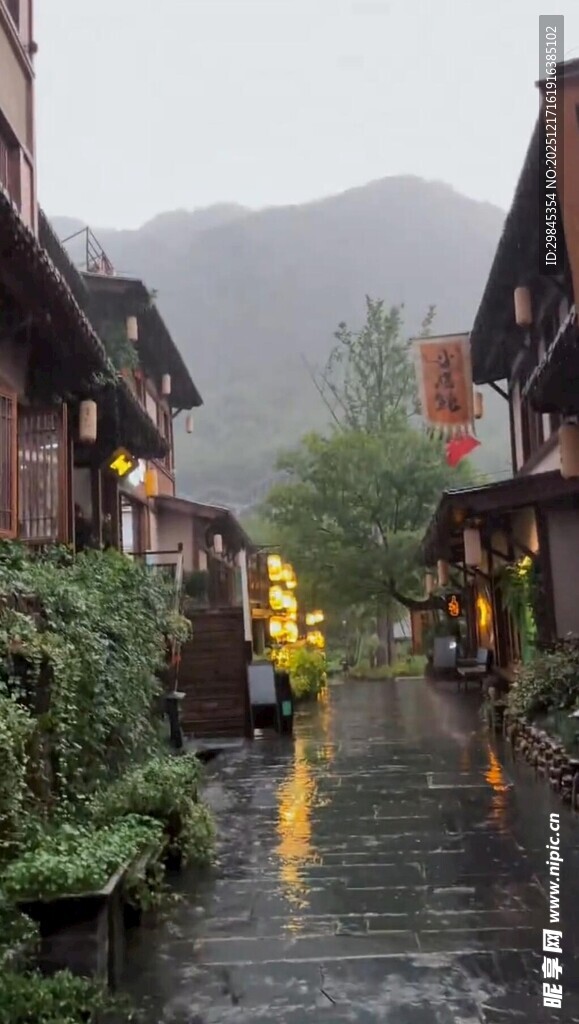 雨中古街