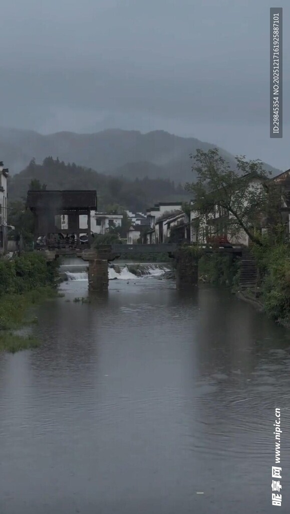 烟雨朦胧中的水乡景致