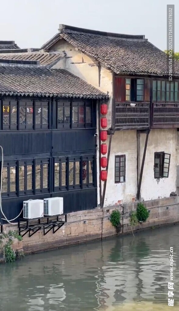 江南水乡临河古朴民居