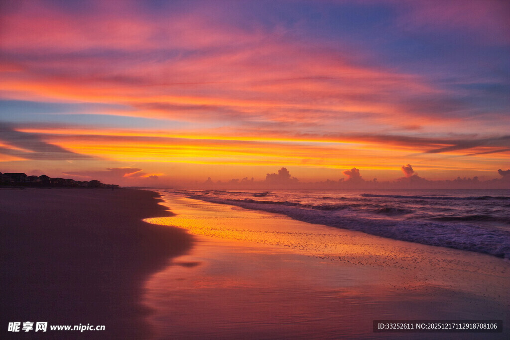 海边绚丽晚霞映照海岸线