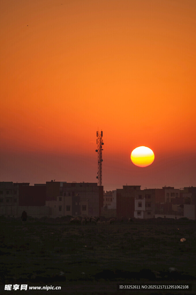 夕阳下的城市天际线