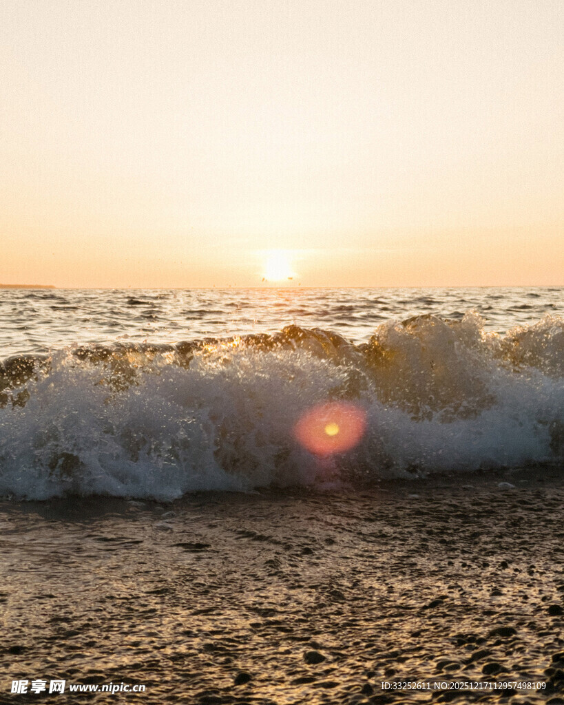 夕阳下海浪拍打沙滩美景