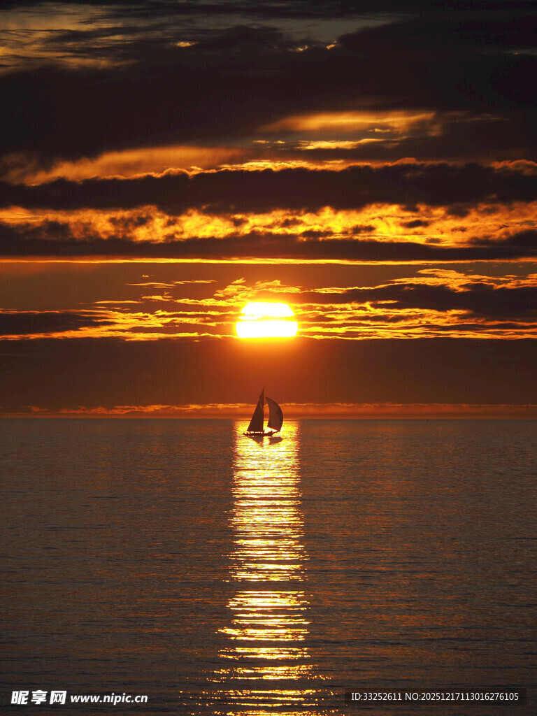 海上日落 孤舟泛于波光间