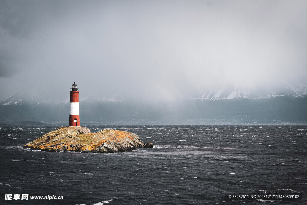 孤岛上的灯塔 风雨中坚守